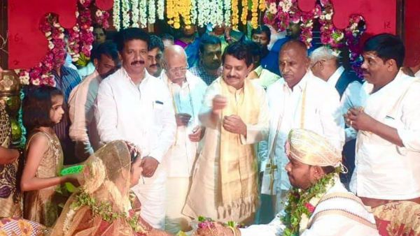 Lockdown: కాంగ్రెస్ లీడర్ కొడుకు పెళ్లి, ఢాం ఢూమ్, మాస్క్ లేదు, చింతకాయి లేదు, కరోనా భయం లేదు !