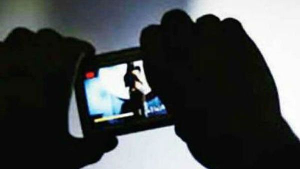 ఆస్తికోసం తల్లి నగ్న చిత్రాలతో బ్లాక్ మెయిల్ చేసిన తనయుడు .. కేసు నమోదు