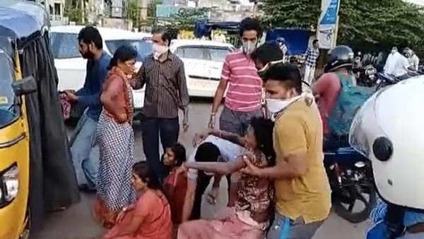 రాయగఢ్ పేపర్ మిల్లులో గ్యాస్ లీకేజ్ ... విశాఖ ఘటన మరవకముందే మరో ఘటన