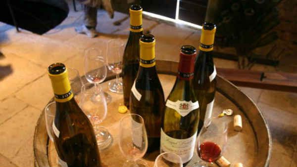 ప్లాస్టిక్ డబ్బాలో వైన్, తాడు సాయంతో మరో భవనంలోకి, సంధ్యవేళ ఛీర్స్ కొడుతూ సెలబ్రేట్