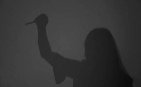 యువకుడిపై కత్తితో యువతి దాడి, మాట్లాడుదామని చెప్పి అటాక్.. ఎందుకో తెలుసా..?