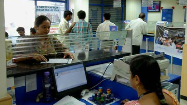 లాక్ డౌన్ లోనూ బ్యాంకు ఉద్యోగుల సేవలు ... కరెన్సీతో కరోనా వస్తుందేమో అన్న భయాలు