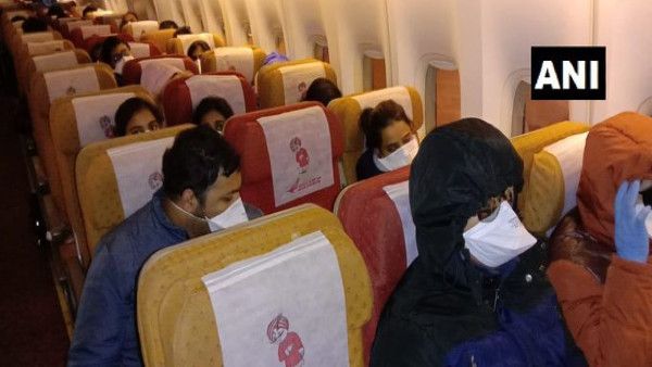 ప్రజల ఆరోగ్యం ముఖ్యమా? ఎయిర్‌లైన్స్‌దా?: ‘మధ్య సీటు’పై కడిగిపారేసిన సుప్రీంకోర్టు