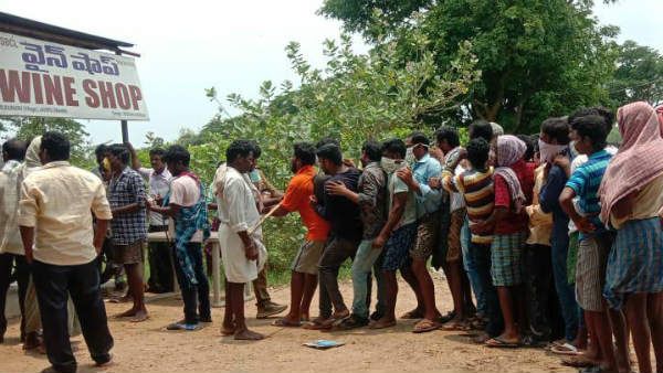 వీడియో వైరల్ : కరోనా వ్యాక్సిన్‌ లైన్ కాదది..లిక్కర్ సెలబ్రేషన్స్..మగువలు కూడా మందుకే జై..!