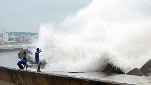 తీరం దాటిన అంపన్‌ తుఫాను...170 కిలోమీటర్ల వేగంతో.. యుద్ధ ప్రాతిపదికన సహాయక చర్యలు