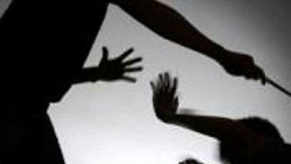 ప్రేమ : రక్తం తేలేలా కొట్టారు.. దళిత యువకుడిపై అమానుష దాడి... మూత్రం తాగించే యత్నం..