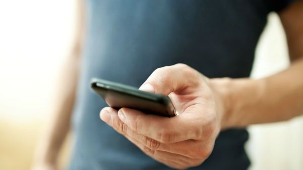 సెల్ ఫోన్ ద్వారా కరోనా వ్యాప్తిస్తుందట- ఎయిమ్స్ రాయ్ పూర్ అధ్యయనంలో షాకింగ్ నిజాలు...