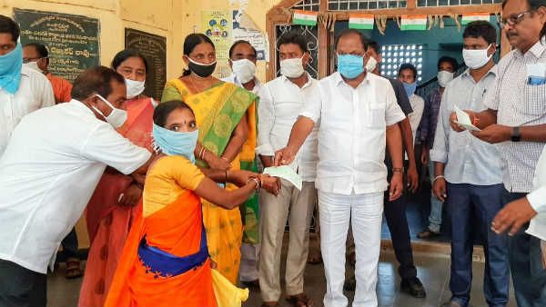 యధా రాజా తధా ప్రజా ... సామాజిక దూరం పాటించని మంత్రులు ,ఎమ్మెల్యేలు .. ఇక ప్రజలు అంతే !!