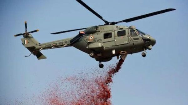 విశాఖ ఛాతీ, గీతం ఆసుపత్రులకు అరుదైన గౌరవం: పూల వర్షాన్ని కురిపించిన వైమానిక దళ హెలికాప్టర్లు