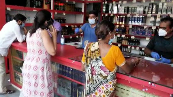 పురుషులతో పోటీగా లిక్కర్ కోసం మహిళల క్యూ ... హైదరాబాద్ లోనూ బెంగళూరు సీన్