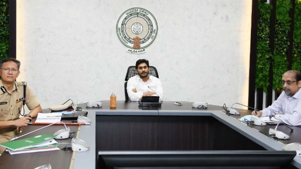 జనావాసాల మధ్య ఉన్న కెమికల్ ఫ్యాక్టరీలను గుర్తించండి .. విశాఖ ఘటనపై అధికారుల సమీక్షలో సీఎం జగన్