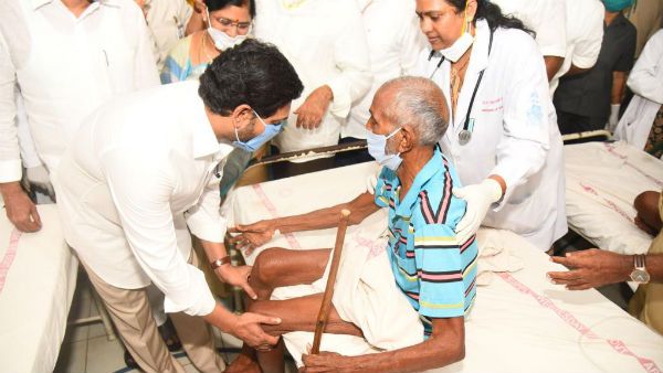 జగన్ ఆప్యాయతకు ఫ్యాన్స్ ఫిదా.. గ్యాస్ లీక్ బాధితుల పరామర్శలో అరుదైన సీన్స్...