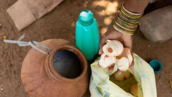 అక్రమ దందాలకు అంబులెన్సులు ... భారీగా కల్లు సీసాలు చూసి అవాక్కైన పోలీసులు