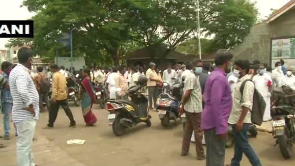 కోయంబేడు మార్కెట్‌ రచ్చ..రచ్చ: లాక్‌డౌన్ వేళ.. పూల వ్యాపారుల భారీ ఆందోళన: తీవ్ర ఉద్రిక్తత