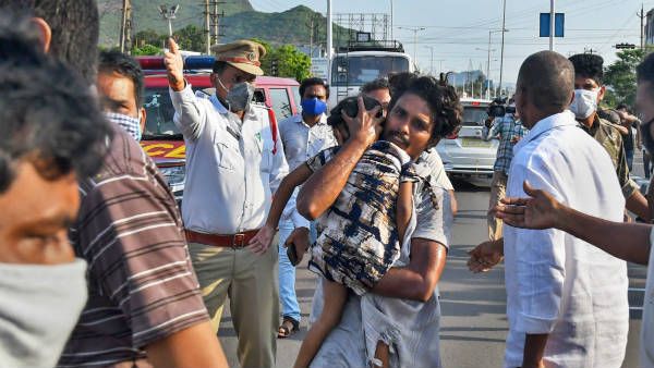 వాయువు ఎప్పుడైనా ఆయువు తీయొచ్చు..!ఇక్కడే ఉండి ఏంచేయాలి..?విశాఖ నుండి భారీ వలసలు​..!!