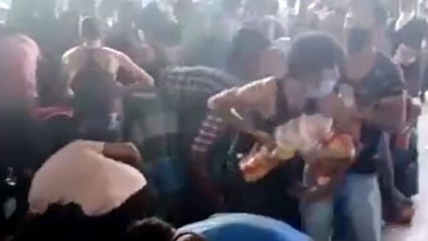 ఆకలి కేకలు: రైల్వే స్టేషన్లో ఆహార ప్యాకేట్లను ఎత్తుకెళ్లిన వలస కూలీలు(వీడియో)