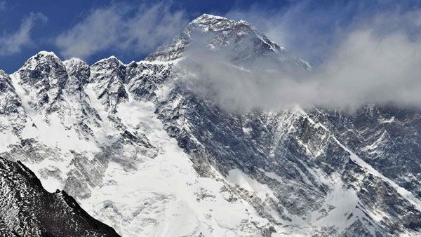 Everest height : నేపాల్ లెక్కలతో విబేధించిన చైనా .. ఎత్తుపై సర్వే చేసి ఏం చెప్పిందంటే