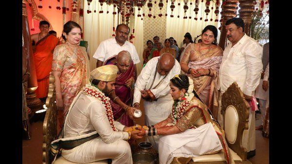 Lockdown:మాజీ సీఎం కొడుకు, హీరో నిఖిల్ పెళ్లి ఎలా జరిగింది ?, ఎవరికి టోపీ పెడుతున్నారు ?, హైకోర్టు !