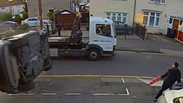 దేవుడా..: రెప్పపాటులో తప్పిన ప్రమాదం, ఆడి కారు పల్టీల నుంచి తప్పించుకొన్న బాటసారి.