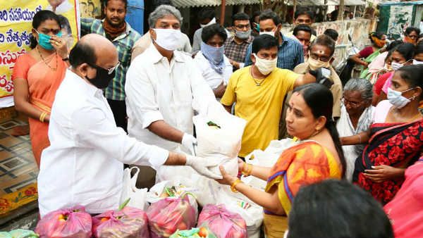విజయవాడ ఎంపీ బాధ్యతారాహిత్యం- లాక్ డౌన్ నిబంధనలు ఉల్లంఘించి...