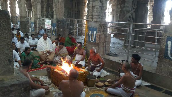 లాక్ డౌన్ లోనూ తెరుచుకుంటున్న గుళ్లు.. వైసీపీ నేతలపై అఖిల ప్రియ ఫైర్...