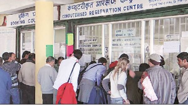 రైల్వే ప్రయాణికులకు శుభవార్త.. స్టేషన్లలో రిజర్వేషన్ కౌంటర్లు రీఓపెన్..