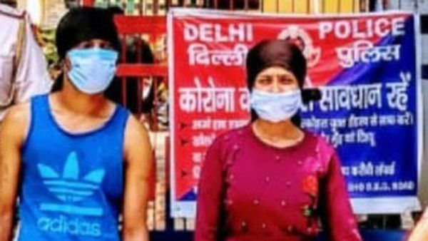 భర్త బండి నడిపితే, భార్య ఫోన్లు లాగేస్తుంది.. పోలీసుల అదుపులో కంత్రీజంట..