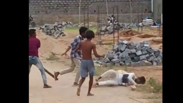 క్రికెట్ విషయంలో గొడవ, కర్రతో దాడికి తెగబడ్డ విద్యార్థి, ముగ్గురికి గాయాలు.. (వీడియో)