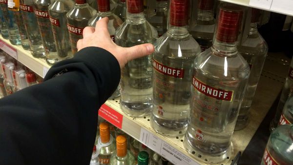 వేసారు కన్నం..! చేసారు మాయం..! వినూత్న రీతిలో మద్యాన్ని దొంగిలించిన దొంగ తాగుబోతులు..!!