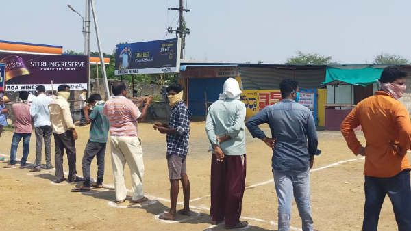 వైన్స్ ముందు కిలోమీటర్ల మేర క్యూ .. తెలంగాణాలోనూ మందుబాబుల మద్యం తిప్పలు షురూ