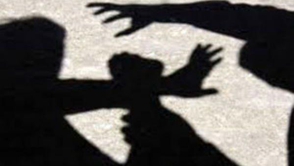 రూ.500 బెట్: నీకు అంత లేదులే అనడంతో గొడవ, లిక్కర్ సీసాతో దాడి..