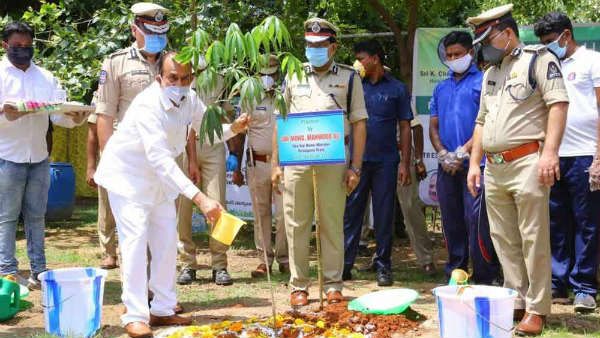 మంత్రి మహమూద్ అలీతో కలిసి హరితహారం.. కరోనా రిస్క్ లో పోలీస్ ఉన్నతాధికారులు ?