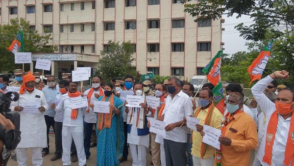 కరోనాను ఆరోగ్య శ్రీలో చేర్చాలని బీజేపీ రాష్ట్ర వ్యాప్త సమరభేరి ..బండి సంజయ్ అరెస్ట్