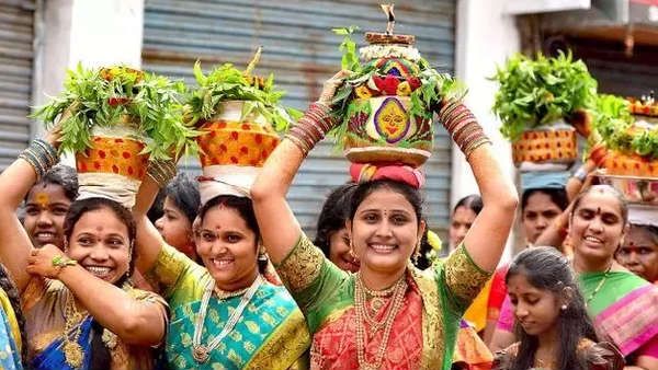 జగదాంబిక, ఎల్లమ్మ అమ్మవార్లకు తొలిబోనం సమర్పణ, పాల్గొన్న 20 మంది, 27 రోజుల బోనాలు..