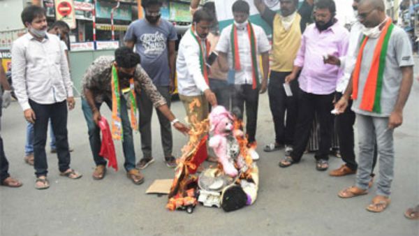 బాయ్ కాట్ చైనా క్యాంపెయిన్ ... తిరుపతిలో చైనా వస్తువులు తగలబెట్టిన బీజేపీ నాయకులు