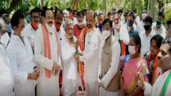 కరీంనగర్‌లో కాంగ్రెస్‌కు షాక్, బీజేపీలోకి కటకం మృత్యుంజయం, బండి సంజయ్ సమక్షంలో చేరిక