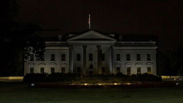 గాఢాంధకారంలో శ్వేతసౌధం: వైట్‌హౌస్‌లో లైట్లు ఆర్పివేత: అత్యంత అరుదుగా: దేనికి సంకేతం?