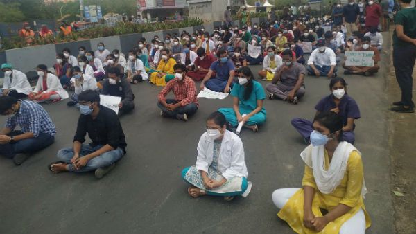 రణరంగంగా గాంధీ ఆసుపత్రి: రోడ్డెక్కిన జూనియర్ డాక్టర్లు: రాత్రి నుంచీ: కేసీఆర్ రావాలంటూ