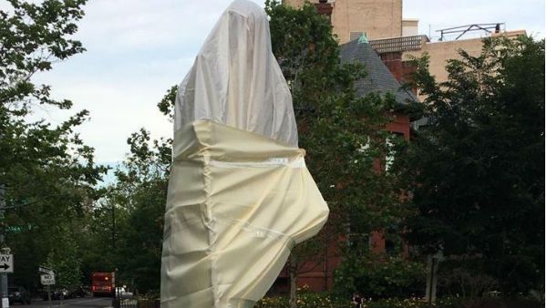 జాత్యహంకార వ్యతిరేక దాడుల్లో మహాత్ముడి విగ్రహం ధ్వంసం: క్షమాపణ చెప్పిన అమెరికా