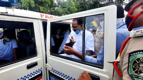 పరవాడ వద్ద తీవ్ర ఉద్రిక్తత: జనసేన సీనియర్ నేత అరెస్టు: అడ్డుకున్న కార్యకర్తలు..పోలీసులతో