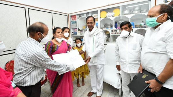 కల్నల్ సంతోష్ బాబు కుటుంబానికి సీఎం కేసీఆర్ పరామర్శ..5 కోట్ల చెక్ తో పాటు ఉద్యోగ, స్థల పత్రాల అందజేత