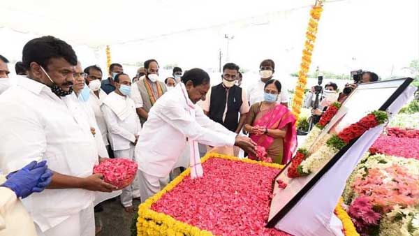 పీవీ సంస్కరణలే దేశాన్ని కాపాడాయి.. మాజీ ప్రధానికి కేసీఆర్, జగన్ నివాళి.. హెచ్‌సీయూకు పీవీ పేరు..