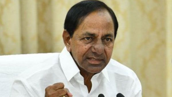 సతతం హరితం: వియావాకీ పద్ధతిలో మొక్కలు నాటుతూ. మెదక్‌లో కేసీఆర్ అంకురార్పణ