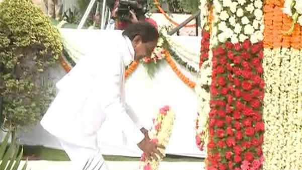 తెలంగాణా అవతరణ వేడుకలు : అమరులకు కేసీఆర్ నివాళి ..శుభాకాంక్షలు తెలిపిన రాష్ట్రపతి