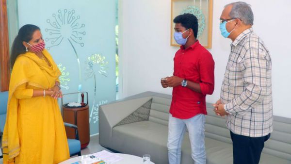 స్పందించే హృదయం: సరస్వతీ పుత్రుడికి అండగా.. కవితకు నెటిజెన్ల జేజేలు..!