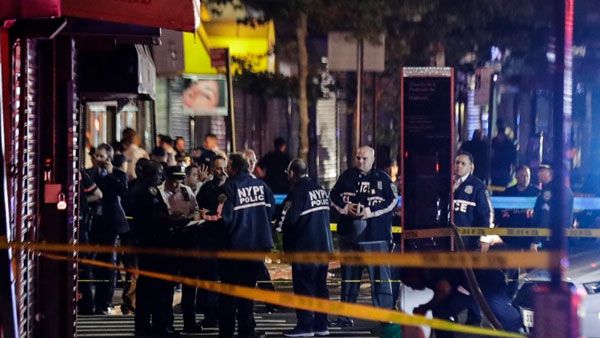 న్యూయార్క్‌లో అర్ధరాత్రి కలకలం.. ప్యాట్రోలింగ్ వేళ పోలీసులపై అనూహ్య దాడి...