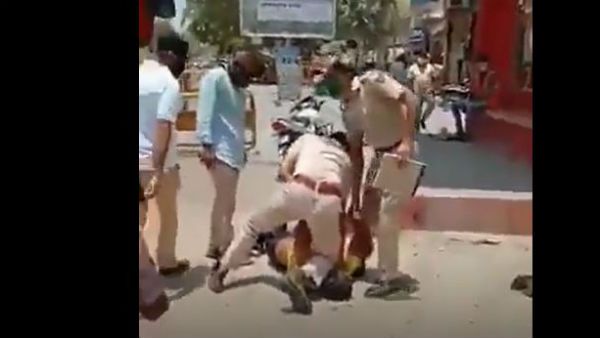 జార్జ్ ఫ్లాయిడ్ తరహాలోనే: మెడను మోకాలితో అదిమి పెట్టి: పోలీసుల చర్యపై