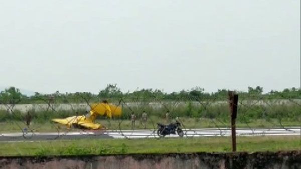 కుప్పకూలిన శిక్షణ విమానం: కెప్టెన్, మహిళా ట్రైనీ మృతి