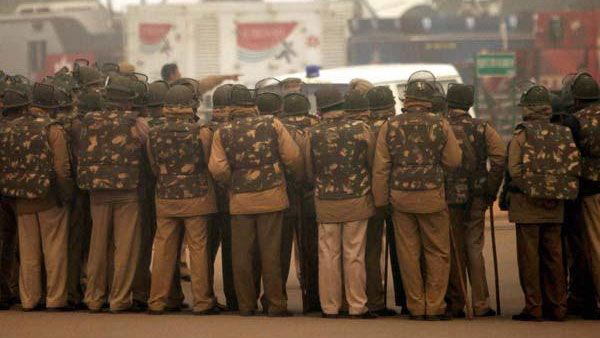 సీన్ రివర్స్: ఎక్సైజ్ అధికారులపై 100 మంది దాడి, రాళ్లతో తెగబడి మరీ, కారు అద్దాలు ధ్వంసం..