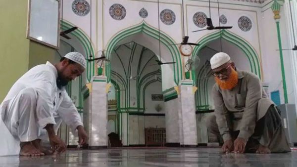 నో శానిటైజర్: యూజ్ చేస్తే ప్రార్థన మందిరం అపవిత్రం, ఇమామ్, కమిటీలకు ఆదేశాలు..